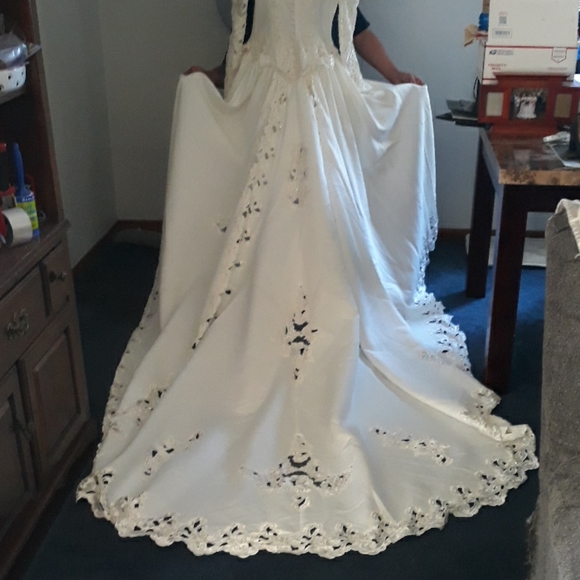 Oleg Cassini wedding gown with 7ft train - Picture 14 of 16